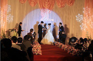 2017年公司年會流行主打舞臺燈光設(shè)備有哪些？效果圖